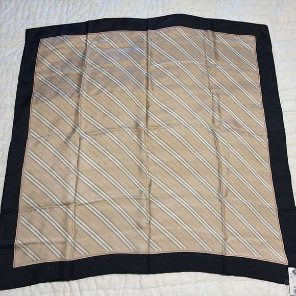 NWT Burberry 100% Silk Scarf 34”x34” - Picture 5 of 8